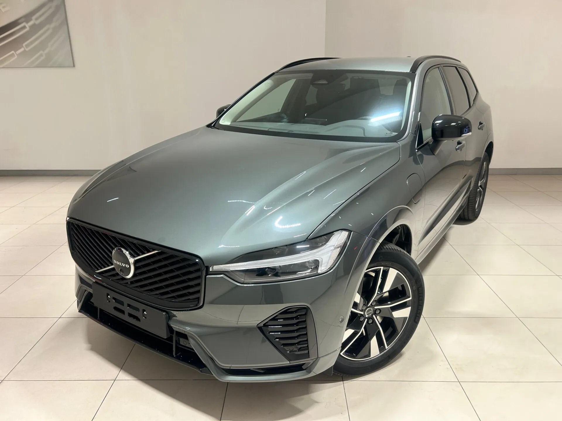 Foto Volvo XC 60 T6 Plug-in hybrid AWD aut. Plus Dark MY26 *Anche Autocarro N1*